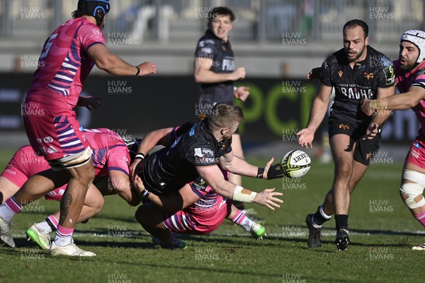 110126 - Zebre Parma v Ospreys - EPCR Challenge Cup - Keiran Williams of Ospreys offloads to Evradi Boshoff of Ospreys in the tackle