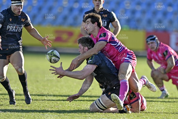 110126 - Zebre Parma v Ospreys - EPCR Challenge Cup - James Ratti of Ospreys offloads in the tackle