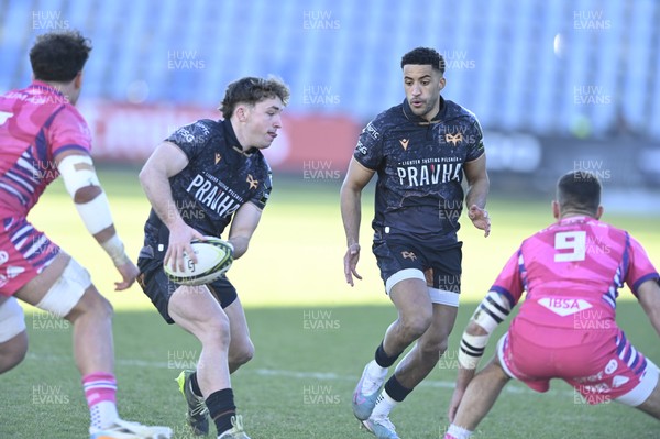 110126 - Zebre Parma v Ospreys - EPCR Challenge Cup - Dan Edwards of Ospreys looks to pass to Keelan Giles of Ospreys 