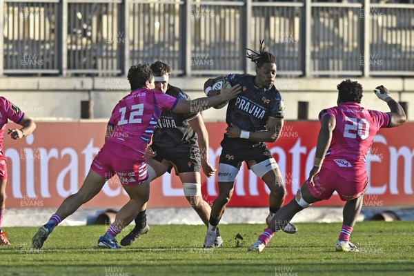 110126 - Zebre Parma v Ospreys - EPCR Challenge Cup - Daniel Kasende of Ospreys takes on Damiano Mazza and Davide Odiase of Zebre 