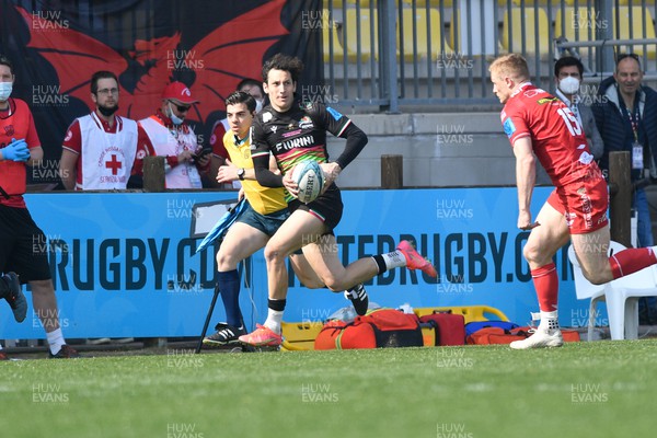 260322 - Zebre Parma v Scarlets - United Rugby Championship - Giovanni D�Onofrio of Zebre looks to make a break