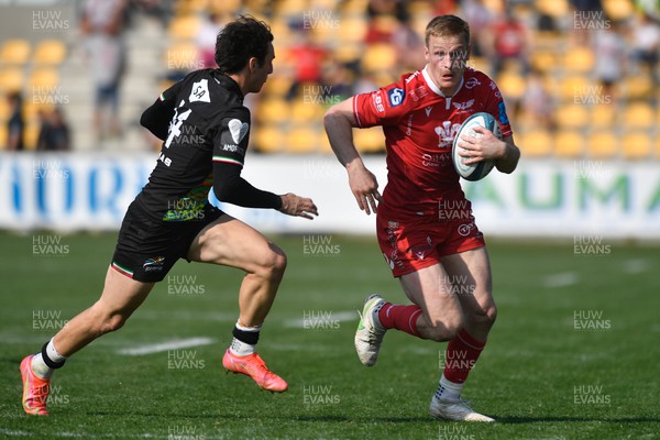 260322 - Zebre Parma v Scarlets - United Rugby Championship - Johnny McNicholl of Scarlets is tackled by Giovanni D�Onofrio
