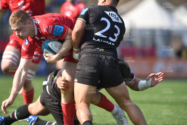 260322 - Zebre Parma v Scarlets - United Rugby Championship - Johnny McNicholl of Scarlets is tackled by Junior Laloifi 