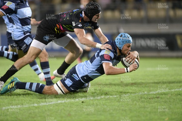 150918 - Zebre v Cardiff Blues - Guinness PRO14 -  Olly Robinson of Cardff Blues scores a try despite the efforts of Carlo Canna of Zebre