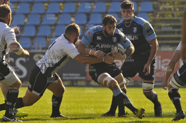 301015 - Zebre Rugby v Cardiff Blues - Guinness PRO12 - Josh Turnbull powers through 