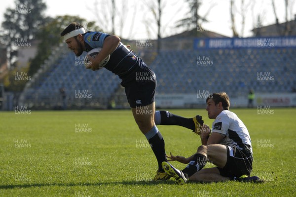 301015 - Zebre Rugby v Cardiff Blues - Guinness PRO12 - Adam Thomas goes over to score a try