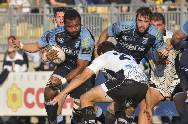 301015 - Zebre Rugby v Cardiff Blues - Guinness PRO12 - Manoa Vosawai tackled by Marcello Violi