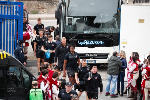 140418 - Zebre v Dragons - Guinness PRO14 -  Dragons players arrive at Stadio Fattori in L'Aquila