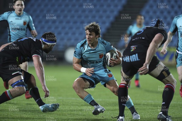 270221 - Zebre v Dragons - Guinness PRO14 - Gonzalo Bertranou carries the ball for Dragons