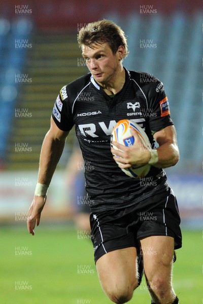 051012 Zebre v Ospreys - RaboDirect Pro12 - Ospreys' Dan Biggar makes a break 