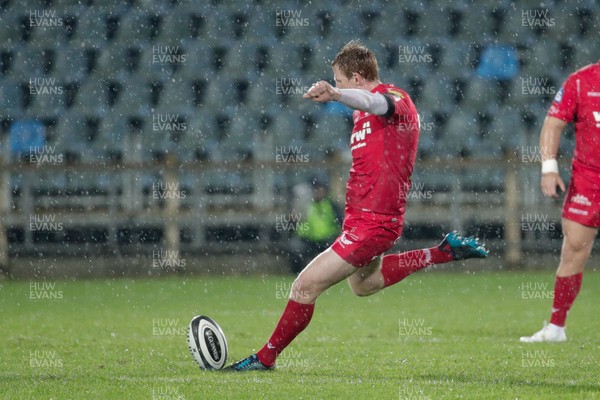 090917 - Zebre Rugby Club v Scarlets - Guinness PRO14 -  Rhys Patchell of Scarlets converts a penalty